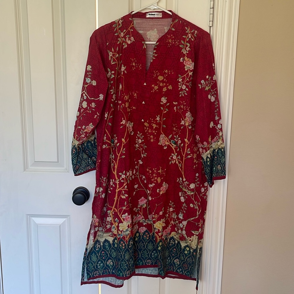 Pakistani Indian printed kurta. Beautiful red color in medium size.